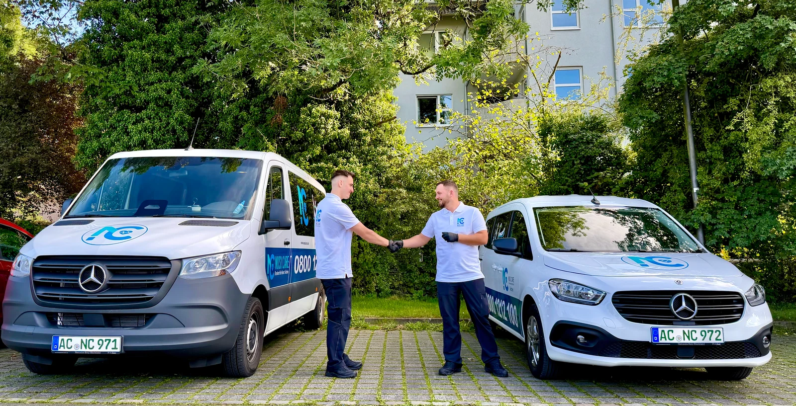 Zwei Nusi Care Mitarbeiter zwischen dem Mercedes-Benz Sprinter und Citan