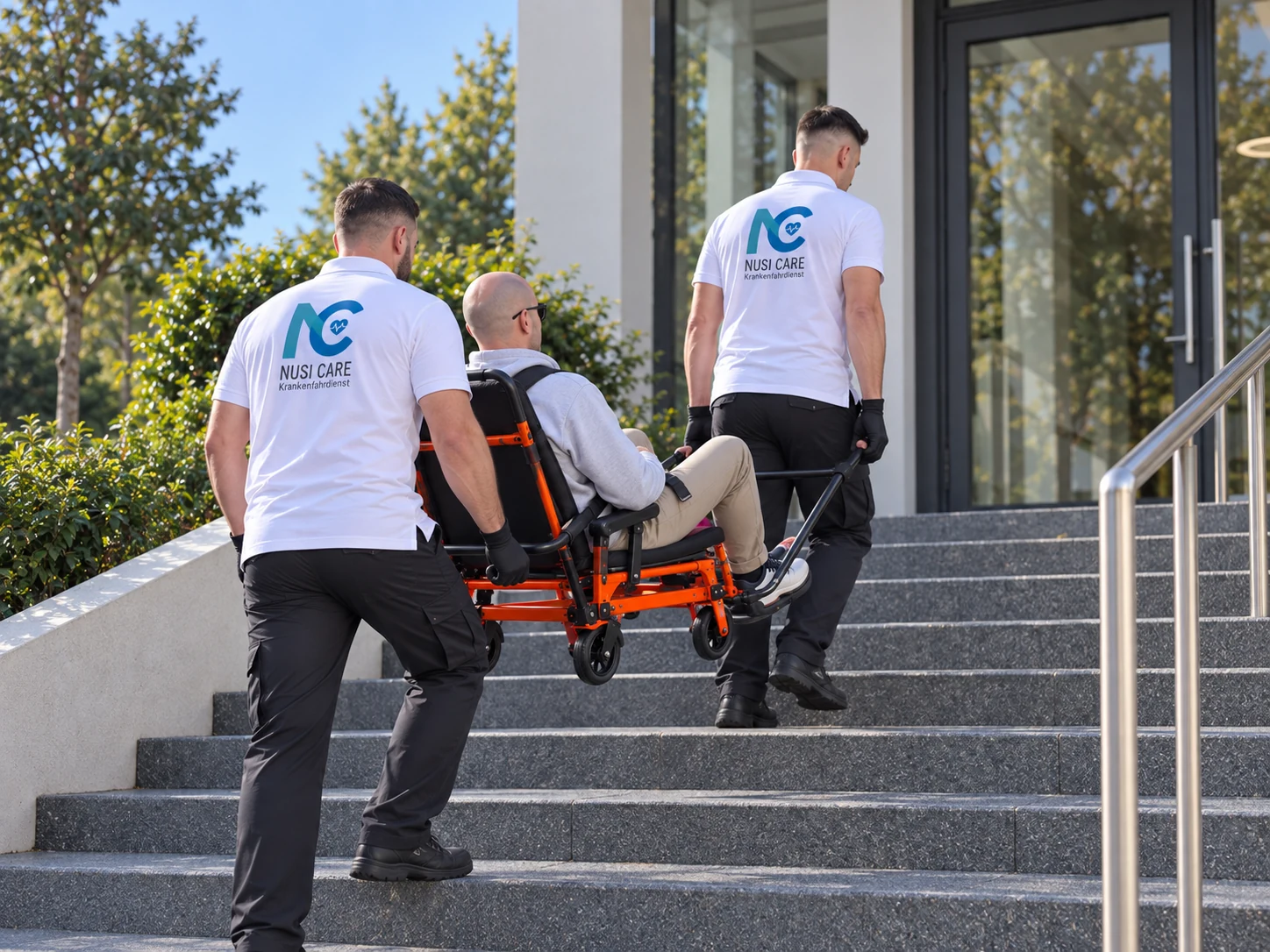 KI-generiertes Symbolbild: Zwei Mitarbeiter tragen eine Person im Tragestuhl eine Treppe hinauf