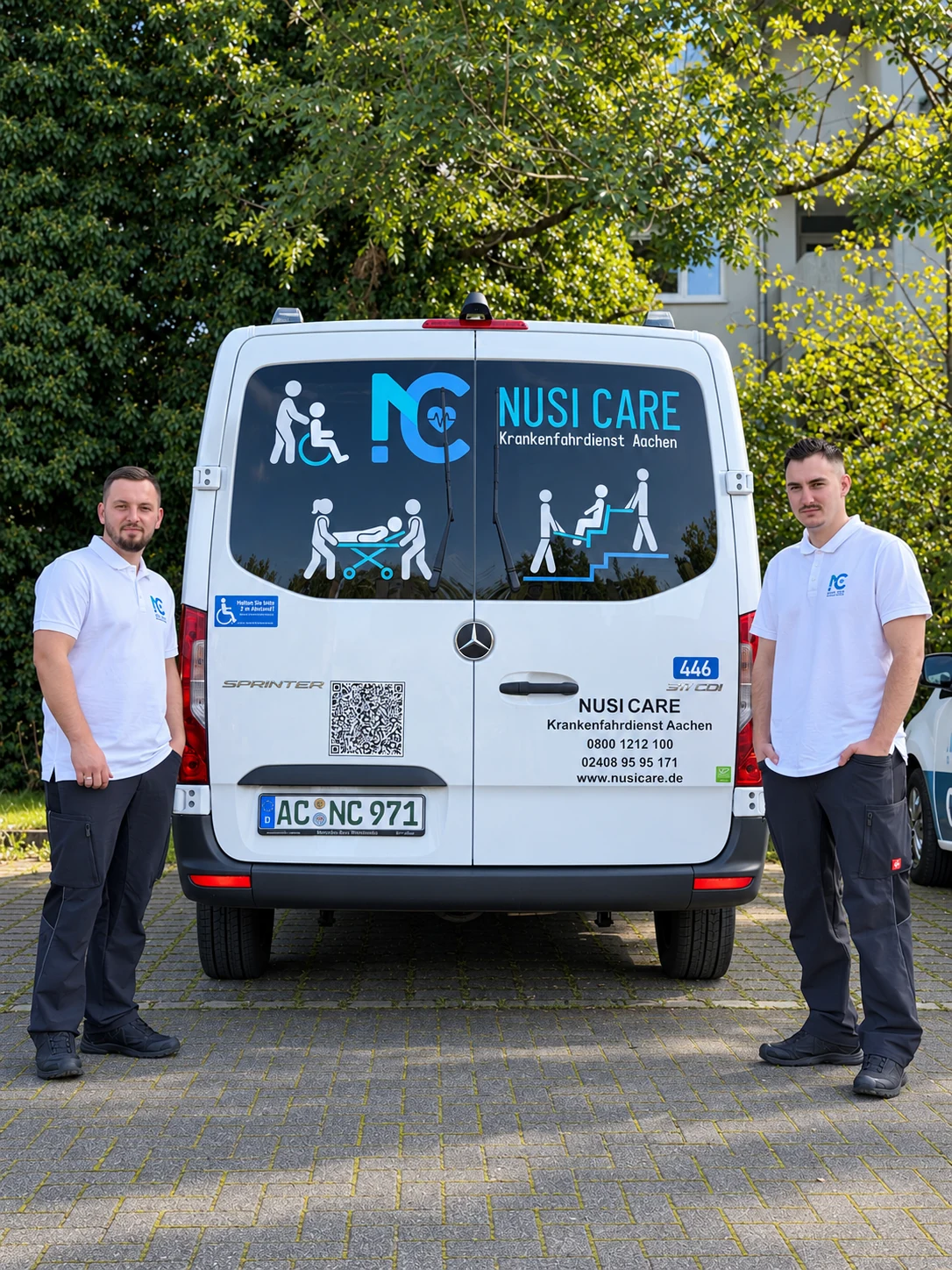 Nusi Care Team neben dem Heck des Sprinters